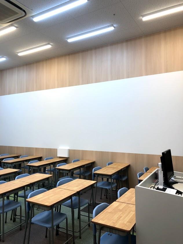 三田市ウッディタウンの特進館学院様のプロジェクター用クロス張り替え工事